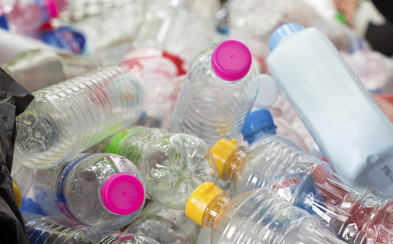Se acabó tirar las botellas: los supermercados devolverán dinero por cada envase reciclado