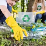 Reciclaje botellas plástico naturaleza